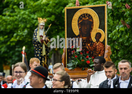 Krakau, Polen. 12. Mai 2019. Mitglieder der polnischen katholischen Kirche gesehen, die die Schwarze Madonna von Tschenstochau Malerei während der Prozession. zu Ehren des heiligen Stanislaus von Szczepanow war ein Bischof von Krakau während des 11. Jahrhunderts. Die Prozession bringt Bischöfe, hingegebene Christen und bekannte katholische Gemälde aus ganz Polen einschließlich der Schwarzen Madonna von Tschenstochau. Credit: Omar Marques/SOPA Images/ZUMA Draht/Alamy leben Nachrichten Stockfoto