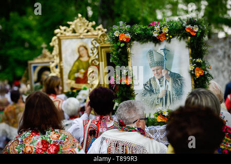 Krakau, Polen. 12. Mai 2019. Religiösen katholischen Gemälde während der Prozession gesehen. zu Ehren des heiligen Stanislaus von Szczepanow ein Bischof von Krakau war während des 11. Jahrhunderts. Die Prozession bringt Bischöfe, hingegebene Christen und bekannte katholische Gemälde aus ganz Polen einschließlich der Schwarzen Madonna von Tschenstochau. Credit: Omar Marques/SOPA Images/ZUMA Draht/Alamy leben Nachrichten Stockfoto