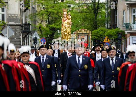 Krakau, Polen. 12. Mai 2019. Die Teilnehmer gesehen, eine Statue der Jungfrau Maria bei der Prozession. zu Ehren des heiligen Stanislaus von Szczepanow war ein Bischof von Krakau während des 11. Jahrhunderts. Die Prozession bringt Bischöfe, hingegebene Christen und bekannte katholische Gemälde aus ganz Polen einschließlich der Schwarzen Madonna von Tschenstochau. Credit: Omar Marques/SOPA Images/ZUMA Draht/Alamy leben Nachrichten Stockfoto