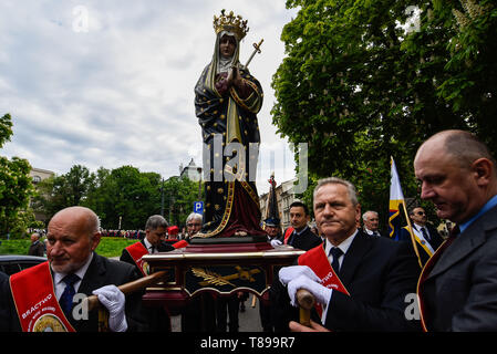 Krakau, Polen. 12. Mai 2019. Die christlichen Anhänger gesehen, die eine religiöse Statue während der Prozession. zu Ehren des heiligen Stanislaus von Szczepanow war ein Bischof von Krakau während des 11. Jahrhunderts. Die Prozession bringt Bischöfe, hingegebene Christen und bekannte katholische Gemälde aus ganz Polen einschließlich der Schwarzen Madonna von Tschenstochau. Credit: Omar Marques/SOPA Images/ZUMA Draht/Alamy leben Nachrichten Stockfoto