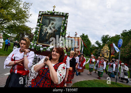 Krakau, Polen. 12. Mai 2019. Frauen tragen traditionelle Kostüme gesehen, die Religiösen katholischen Gemälde während der Prozession. zu Ehren des heiligen Stanislaus von Szczepanow war ein Bischof von Krakau während des 11. Jahrhunderts. Die Prozession bringt Bischöfe, hingegebene Christen und bekannte katholische Gemälde aus ganz Polen einschließlich der Schwarzen Madonna von Tschenstochau. Credit: Omar Marques/SOPA Images/ZUMA Draht/Alamy leben Nachrichten Stockfoto