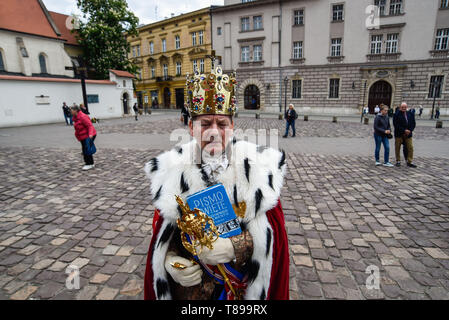 Krakau, Polen. 12. Mai 2019. Ein Bischof bei der Prozession gesehen. zu Ehren des heiligen Stanislaus von Szczepanow war ein Bischof von Krakau während des 11. Jahrhunderts. Die Prozession bringt Bischöfe, hingegebene Christen und bekannte katholische Gemälde aus ganz Polen einschließlich der Schwarzen Madonna von Tschenstochau. Credit: Omar Marques/SOPA Images/ZUMA Draht/Alamy leben Nachrichten Stockfoto