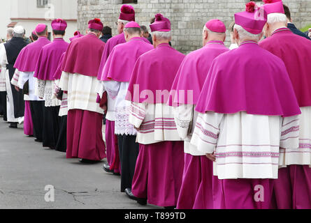 Krakau, Polen. 11. Mai, 2019. Polnische Bischöfe sind während der Prozession des hl. Stanislaus in Krakau gesehen. Die Gläubigen mit den Reliquien der Heiligen und Seligen gehen aus der Kathedrale von Wawel zum Heiligtum in Skalka St. Stanislaus von Szczepanow, Bischof von Krakau, der 1079 ermordet wurde auf einen Konflikt mit König Boleslaw Smialy zu feiern. Die Veranstaltung, die Bischöfe, Priester, Ordensleute und Vertreter der Universitäten und die Gläubigen aus dem ganzen Land Credit: Damian Klamka/ZUMA Draht/Alamy leben Nachrichten Stockfoto