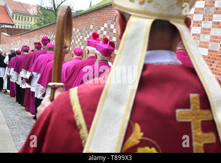 Krakau, Polen. 11. Mai, 2019. Polnische Bischöfe sind während der Prozession des hl. Stanislaus in Krakau gesehen. Die Gläubigen mit den Reliquien der Heiligen und Seligen gehen aus der Kathedrale von Wawel zum Heiligtum in Skalka St. Stanislaus von Szczepanow, Bischof von Krakau, der 1079 ermordet wurde auf einen Konflikt mit König Boleslaw Smialy zu feiern. Die Veranstaltung, die Bischöfe, Priester, Ordensleute und Vertreter der Universitäten und die Gläubigen aus dem ganzen Land Credit: Damian Klamka/ZUMA Draht/Alamy leben Nachrichten Stockfoto