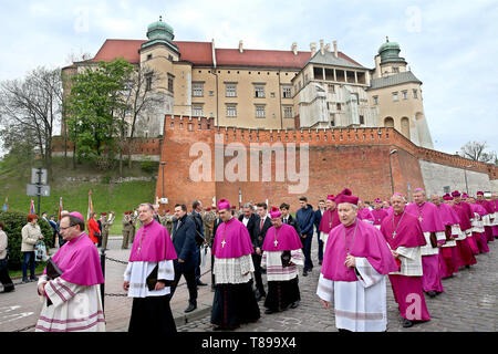 Krakau, Polen. 11. Mai, 2019. Polnische Bischöfe sind während der Prozession des hl. Stanislaus in Krakau gesehen. Die Gläubigen mit den Reliquien der Heiligen und Seligen gehen aus der Kathedrale von Wawel zum Heiligtum in Skalka St. Stanislaus von Szczepanow, Bischof von Krakau, der 1079 ermordet wurde auf einen Konflikt mit König Boleslaw Smialy zu feiern. Die Veranstaltung, die Bischöfe, Priester, Ordensleute und Vertreter der Universitäten und die Gläubigen aus dem ganzen Land Credit: Damian Klamka/ZUMA Draht/Alamy leben Nachrichten Stockfoto