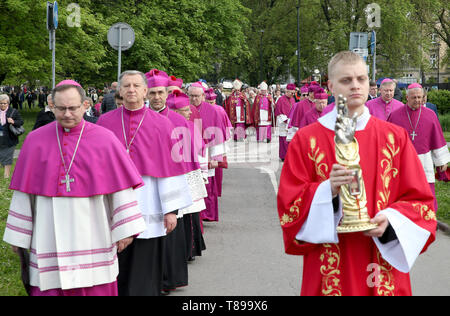 Krakau, Polen. 11. Mai, 2019. Polnische Bischöfe sind während der Prozession des hl. Stanislaus in Krakau gesehen. Die Gläubigen mit den Reliquien der Heiligen und Seligen gehen aus der Kathedrale von Wawel zum Heiligtum in Skalka St. Stanislaus von Szczepanow, Bischof von Krakau, der 1079 ermordet wurde auf einen Konflikt mit König Boleslaw Smialy zu feiern. Die Veranstaltung, die Bischöfe, Priester, Ordensleute und Vertreter der Universitäten und die Gläubigen aus dem ganzen Land Credit: Damian Klamka/ZUMA Draht/Alamy leben Nachrichten Stockfoto