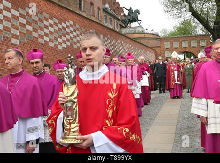 Krakau, Polen. 11. Mai, 2019. Polnische Bischöfe sind während der Prozession des hl. Stanislaus in Krakau gesehen. Die Gläubigen mit den Reliquien der Heiligen und Seligen gehen aus der Kathedrale von Wawel zum Heiligtum in Skalka St. Stanislaus von Szczepanow, Bischof von Krakau, der 1079 ermordet wurde auf einen Konflikt mit König Boleslaw Smialy zu feiern. Die Veranstaltung, die Bischöfe, Priester, Ordensleute und Vertreter der Universitäten und die Gläubigen aus dem ganzen Land Credit: Damian Klamka/ZUMA Draht/Alamy leben Nachrichten Stockfoto