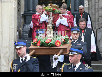 Krakau, Polen. 11. Mai, 2019. Menschen mit Reliquien sind während der Prozession des hl. Stanislaus in Krakau gesehen. Die Gläubigen mit den Reliquien der Heiligen und Seligen gehen aus der Kathedrale von Wawel zum Heiligtum in Skalka St. Stanislaus von Szczepanow, Bischof von Krakau, der 1079 ermordet wurde auf einen Konflikt mit König Boleslaw Smialy zu feiern. Die Veranstaltung, die Bischöfe, Priester, Ordensleute und Vertreter der Universitäten und die Gläubigen aus dem ganzen Land Credit: Damian Klamka/ZUMA Draht/Alamy leben Nachrichten Stockfoto