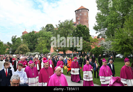 Krakau, Polen. 11. Mai, 2019. Polnische Bischöfe sind während der Prozession des hl. Stanislaus in Krakau gesehen. Die Gläubigen mit den Reliquien der Heiligen und Seligen gehen aus der Kathedrale von Wawel zum Heiligtum in Skalka St. Stanislaus von Szczepanow, Bischof von Krakau, der 1079 ermordet wurde auf einen Konflikt mit König Boleslaw Smialy zu feiern. Die Veranstaltung, die Bischöfe, Priester, Ordensleute und Vertreter der Universitäten und die Gläubigen aus dem ganzen Land Credit: Damian Klamka/ZUMA Draht/Alamy leben Nachrichten Stockfoto