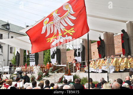 Krakau, Polen. 11. Mai, 2019. Die Menschen sind während der Prozession des hl. Stanislaus in Krakau gesehen. Die Gläubigen mit den Reliquien der Heiligen und Seligen gehen aus der Kathedrale von Wawel zum Heiligtum in Skalka St. Stanislaus von Szczepanow, Bischof von Krakau, der 1079 ermordet wurde auf einen Konflikt mit König Boleslaw Smialy zu feiern. Die Veranstaltung, die Bischöfe, Priester, Ordensleute und Vertreter der Universitäten und die Gläubigen aus dem ganzen Land Credit: Damian Klamka/ZUMA Draht/Alamy leben Nachrichten Stockfoto