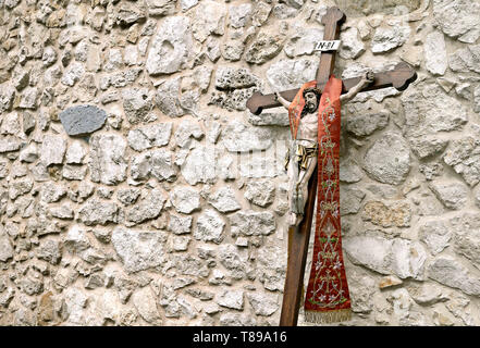 Krakau, Polen. 11. Mai, 2019. Jesus am Kreuz. Die Gläubigen mit den Reliquien der Heiligen und Seligen gehen aus der Kathedrale von Wawel zum Heiligtum in Skalka St. Stanislaus von Szczepanow, Bischof von Krakau, der 1079 ermordet wurde auf einen Konflikt mit König Boleslaw Smialy zu feiern. Die Veranstaltung, die Bischöfe, Priester, Ordensleute und Vertreter der Universitäten und die Gläubigen aus dem ganzen Land Credit: Damian Klamka/ZUMA Draht/Alamy leben Nachrichten Stockfoto