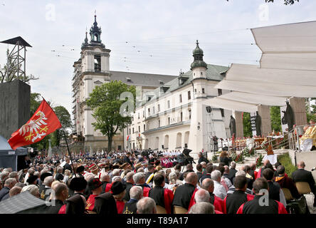 Krakau, Polen. 11. Mai, 2019. Die Menschen sind während der Prozession des hl. Stanislaus in Krakau gesehen. Die Gläubigen mit den Reliquien der Heiligen und Seligen gehen aus der Kathedrale von Wawel zum Heiligtum in Skalka St. Stanislaus von Szczepanow, Bischof von Krakau, der 1079 ermordet wurde auf einen Konflikt mit König Boleslaw Smialy zu feiern. Die Veranstaltung, die Bischöfe, Priester, Ordensleute und Vertreter der Universitäten und die Gläubigen aus dem ganzen Land Credit: Damian Klamka/ZUMA Draht/Alamy leben Nachrichten Stockfoto