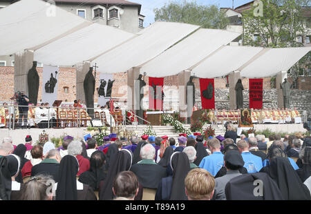 Krakau, Polen. 11. Mai, 2019. Die Menschen sind während der Prozession des hl. Stanislaus in Krakau gesehen. Die Gläubigen mit den Reliquien der Heiligen und Seligen gehen aus der Kathedrale von Wawel zum Heiligtum in Skalka St. Stanislaus von Szczepanow, Bischof von Krakau, der 1079 ermordet wurde auf einen Konflikt mit König Boleslaw Smialy zu feiern. Die Veranstaltung, die Bischöfe, Priester, Ordensleute und Vertreter der Universitäten und die Gläubigen aus dem ganzen Land Credit: Damian Klamka/ZUMA Draht/Alamy leben Nachrichten Stockfoto