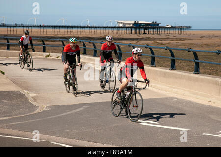 Mitglieder des Radsportclubs in Southport, Merseyside. Mai 2019. Wetter in Großbritannien. Hell und sonnig in Southport, Merseyside, während Bewohner und Urlauber gerne an der Strandpromenade trainieren. Es wird erwartet, dass sich das feine trockene Wetter fortsetzt, wenn es wärmer wird. Quelle:MediaWorldImages/AlamyLiveNews. Stockfoto