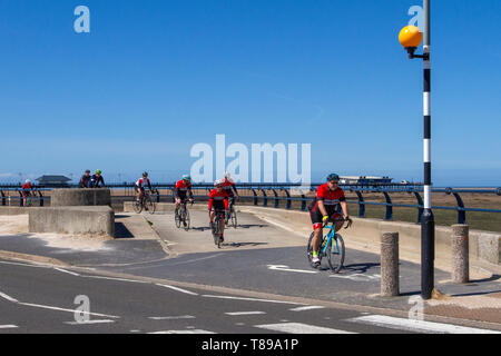 Southport, Merseyside. 12. Mai 2019. UK Wetter. Hell und sonnig in Southport, Merseyside als Bewohner und Urlauber Übung an der Strandpromenade genießen. Die feinen trockenen Wetter dürfte sich fortsetzen, da es wärmer wird. Credit: MediaWorldImages/AlamyLiveNews. Stockfoto