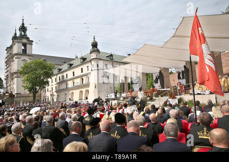 Krakau, Polen. 11. Mai, 2019. Die Menschen sind während der Prozession des hl. Stanislaus in Krakau gesehen. Die Gläubigen mit den Reliquien der Heiligen und Seligen gehen aus der Kathedrale von Wawel zum Heiligtum in Skalka St. Stanislaus von Szczepanow, Bischof von Krakau, der 1079 ermordet wurde auf einen Konflikt mit König Boleslaw Smialy zu feiern. Die Veranstaltung, die Bischöfe, Priester, Ordensleute und Vertreter der Universitäten und die Gläubigen aus dem ganzen Land Credit: Damian Klamka/ZUMA Draht/Alamy leben Nachrichten Stockfoto