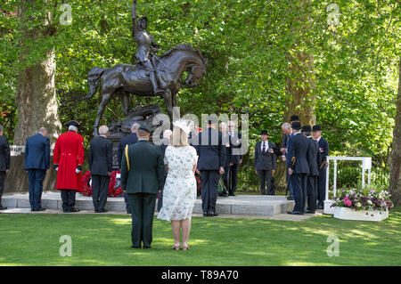 Hyde Park, London, UK. 12. Mai 2019. Seine Königliche Hoheit der Prinz von Wales, Feldmarschall, Oberst im Leiter 1. Der Königin Dragoon Guards, nimmt die Salute bei der kombinierten Kavallerie Alte Kameraden Association 95th jährliche Parade und Service. Die kombinierte Kavallerie Kranz ist an der Kavallerie Memorial im Hyde Park. Credit: Malcolm Park/Alamy Leben Nachrichten. Stockfoto