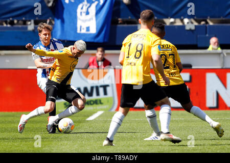 Heerenveen, Niederlande. 12. Mai 2019. Abe Lenstra Stadion, Saison 2018 - 2019, niederländische Eredivisie, Heerenveen Spieler Daniel Hoegh (L) und NAC Mittelfeldspieler Ramon Pascal Lundqvist (C) während des Spiels Heerenveen - NAC. Credit: Pro Schüsse/Alamy leben Nachrichten Stockfoto