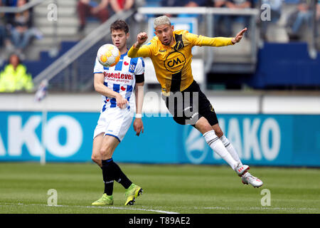 Heerenveen, Niederlande. 12. Mai 2019. Abe Lenstra Stadion, Saison 2018 - 2019, niederländische Eredivisie, NAC Mittelfeldspieler Ramon Pascal Lundqvist (R) und Heerenveen player Kik Pierie (L) während des Spiels Heerenveen - NAC. Credit: Pro Schüsse/Alamy leben Nachrichten Stockfoto