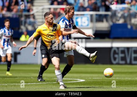 Heerenveen, Niederlande. 12. Mai 2019. Abe Lenstra Stadion, Saison 2018 - 2019, niederländische Eredivisie, Heerenveen Spieler Michel Vlap (R) und NAC mittelfeldspieler Grad Damen (L) während des Spiels Heerenveen - NAC. Credit: Pro Schüsse/Alamy leben Nachrichten Stockfoto