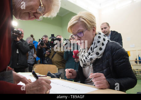 Vilnius, Litauen. 12. Mai 2019. Der ehemalige Finanzminister und Präsidentschaftskandidat Ingrida Simonyte registriert bei dem Wahllokal in Vilnius, Litauen, am 12. Mai 2019. Die Präsidentschaftswahlen und zwei Referenden trat weg in Litauen Sonntag mit neun Kandidaten für Top Job des Landes, einschließlich der amtierenden Ministerpräsidenten Saulius Skvernelis. Credit: alfredas Pliadis/Xinhua/Alamy leben Nachrichten Stockfoto