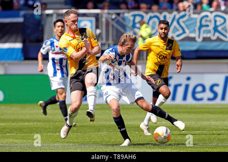 Heerenveen, Niederlande. 12. Mai 2019. HEERENVEEN, 12-05-2019, Abe Lenstra Stadion, Saison 2018 - 2019, niederländische Eredivisie, Heerenveen Spieler Michel Vlap (R) und NAC mittelfeldspieler Grad Damen (L) während des Spiels Heerenveen - NAC. Credit: Pro Schüsse/Alamy leben Nachrichten Stockfoto