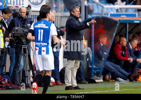 Heerenveen, Niederlande. 12. Mai 2019. HEERENVEEN, 12-05-2019, Abe Lenstra Stadion, Saison 2018 - 2019, niederländische Eredivisie, NAC Breda Trainer Ruud Brut mit Anweisungen von der Seitenlinie während des Spiels Heerenveen - NAC. Credit: Pro Schüsse/Alamy leben Nachrichten Stockfoto