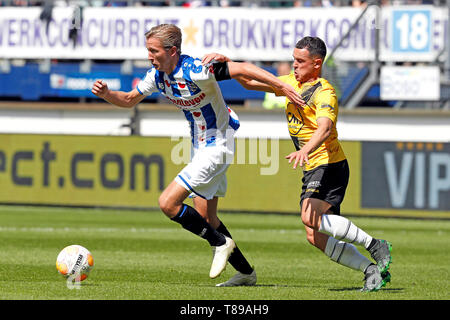 Heerenveen, Niederlande. 12. Mai 2019. HEERENVEEN, 12-05-2019, Abe Lenstra Stadion, Saison 2018 - 2019, niederländische Eredivisie, Heerenveen Spieler Michel Vlap (L) und NAC Spediteur Giovanni Korte (R) während des Spiels Heerenveen - NAC. Credit: Pro Schüsse/Alamy leben Nachrichten Stockfoto