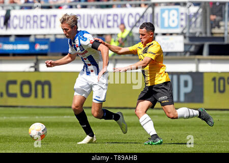 Heerenveen, Niederlande. 12. Mai 2019. HEERENVEEN, 12-05-2019, Abe Lenstra Stadion, Saison 2018 - 2019, niederländische Eredivisie, Heerenveen Spieler Michel Vlap (L) und NAC Spediteur Giovanni Korte (R) während des Spiels Heerenveen - NAC. Credit: Pro Schüsse/Alamy leben Nachrichten Stockfoto