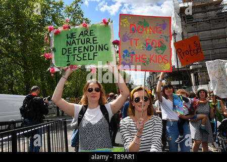 London, Großbritannien. 12. Mai 2019. Tausende melden sie Mütter auf Host a Mütter Klima März 2019 in London, am 12. Mai 2019, London, UK Bild Capital/Alamy leben Nachrichten Stockfoto