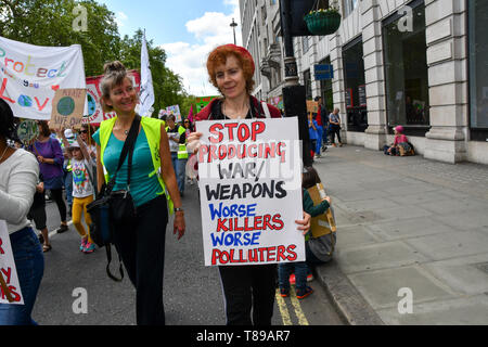 London, Großbritannien. 12. Mai 2019. Tausende melden sie Mütter auf Host a Mütter Klima März 2019 in London, am 12. Mai 2019, London, UK Bild Capital/Alamy leben Nachrichten Stockfoto