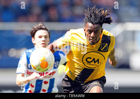 Heerenveen, Niederlande. 12. Mai 2019. HEERENVEEN, 12-05-2019, Abe Lenstra Stadion, Saison 2018 - 2019, niederländische Eredivisie, NAC defender Greg Leigh (R) auf den Ball während des Spiels Heerenveen - NAC. Credit: Pro Schüsse/Alamy leben Nachrichten Stockfoto