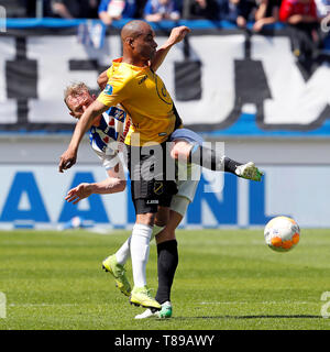 Heerenveen, Niederlande. 12. Mai 2019. HEERENVEEN, 12-05-2019, Abe Lenstra Stadion, Saison 2018 - 2019, niederländische Eredivisie, NAC Spediteur Michail Rosheuvel (R) und Heerenveen player Doke Schmidt (L) während des Spiels Heerenveen - NAC. Credit: Pro Schüsse/Alamy leben Nachrichten Stockfoto