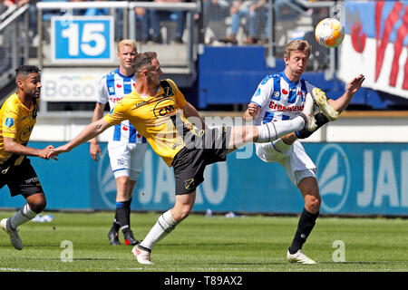 Heerenveen, Niederlande. 12. Mai 2019. HEERENVEEN, 12-05-2019, Abe Lenstra Stadion, Saison 2018 - 2019, niederländische Eredivisie, NAC mittelfeldspieler Grad Damen (L) und Heerenveen Spieler Michel Vlap (R) während des Spiels Heerenveen - NAC. Credit: Pro Schüsse/Alamy leben Nachrichten Stockfoto