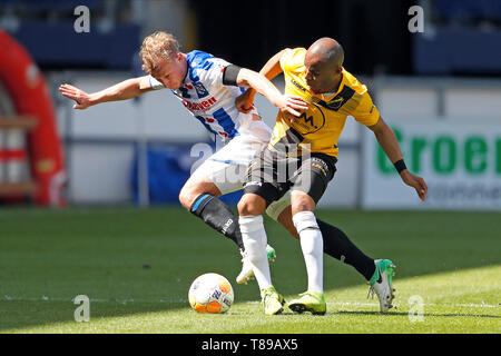 Heerenveen, Niederlande. 12. Mai 2019. HEERENVEEN, 12-05-2019, Abe Lenstra Stadion, Saison 2018 - 2019, niederländische Eredivisie, Heerenveen player Doke Schmidt (L) und NAC Spediteur Michail Rosheuvel (R) während des Spiels Heerenveen - NAC. Credit: Pro Schüsse/Alamy leben Nachrichten Stockfoto