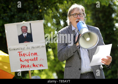 Larz, Deutschland. 12. Mai 2019. Die mirower Buchhändler Peter Schmitt spricht auf der Kundgebung für den Erhalt der Kultur- und Musikfestival "Fusion". Rund 100 Menschen protestierten am Sonntag in Lärz (Mecklenburger Seenplatte) gegen eine Polizeiwache und Polizeistreifen auf die Alternative "Fusion" Festival. Quelle: dpa Picture alliance/Alamy leben Nachrichten Stockfoto