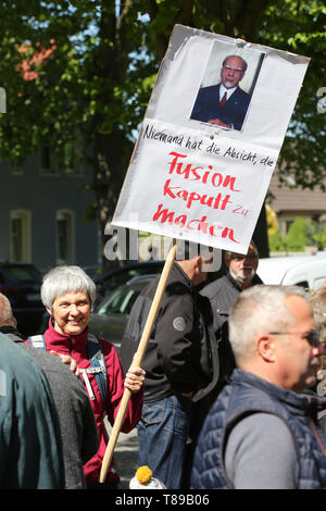 Larz, Deutschland. 12. Mai 2019. Bei einer Kundgebung für den Erhalt der Kultur- und Musikfestival "Fusion", ein Plakat zeigt das ehemalige DDR-Vorsitzender und SED-Chef Walter Ulbricht und der Slogan "Niemand hat die Absicht, die Fusion" zu ruinieren. Rund 100 Menschen protestierten am Sonntag in Lärz (Mecklenburger Seenplatte) gegen eine Polizeiwache und Polizeistreifen auf die Alternative "Fusion" Festival. Quelle: dpa Picture alliance/Alamy leben Nachrichten Stockfoto