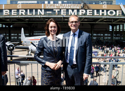 Berlin, Deutschland. 12. Mai 2019. Katarina Gerste (l, SPD), Bundesministerin der Justiz, und Michael Müller (SPD), Regierender Bürgermeister von Berlin, sind zum Gedenken an das Ende der Berliner Luftbrücke vor 70 Jahren auf einer Aussichtsplattform vor einem historischen Flugzeuge im ehemaligen Flughafen Tempelhof. Während der sowjetischen Blockade, die westlichen Alliierten versorgt der westliche Teil von Berlin vom 24. Juni 1948 bis 12. Mai 1949 aus der Luft. Quelle: Bernd von Jutrczenka/dpa/Alamy leben Nachrichten Stockfoto