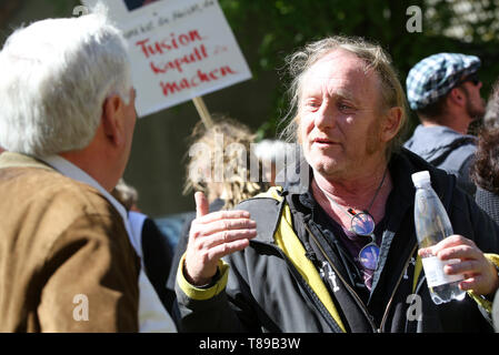 Larz, Deutschland. 12. Mai 2019. Hartmut Lehmann (l), Bürgermeister der Gemeinde Lärz, und Martin Eulenhaupt vom Verein Kulturkosmos sind zusammen an einer Kundgebung für den Erhalt der Kultur- und Musikfestival "Fusion". Rund 100 Menschen protestierten am Sonntag in Lärz (Mecklenburger Seenplatte) gegen eine Polizeiwache und Polizeistreifen auf die Alternative "Fusion" Festival. Quelle: dpa Picture alliance/Alamy leben Nachrichten Stockfoto