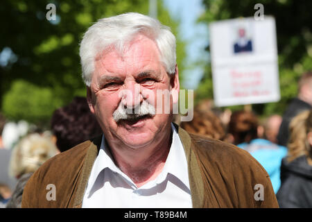 Larz, Deutschland. 12. Mai 2019. Hartmut Lehmann, Bürgermeister der Gemeinde Lärz, nimmt teil an einer Kundgebung für den Erhalt der Kultur- und Musikfestival "Fusion". Rund 100 Menschen protestierten am Sonntag in Lärz (Mecklenburger Seenplatte) gegen eine Polizeiwache und Polizeistreifen auf die Alternative "Fusion" Festival. Quelle: dpa Picture alliance/Alamy leben Nachrichten Stockfoto