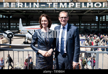 Berlin, Deutschland. 12. Mai 2019. Katarina Gerste (l, SPD), Bundesministerin der Justiz, und Michael Müller (SPD), Regierender Bürgermeister von Berlin, sind zum Gedenken an das Ende der Berliner Luftbrücke vor 70 Jahren auf einer Aussichtsplattform vor einem historischen Flugzeuge im ehemaligen Flughafen Tempelhof. Während der sowjetischen Blockade, die westlichen Alliierten versorgt der westliche Teil von Berlin vom 24. Juni 1948 bis 12. Mai 1949 aus der Luft. Quelle: Bernd von Jutrczenka/dpa/Alamy leben Nachrichten Stockfoto