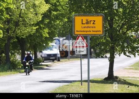 Larz, Deutschland. 12. Mai 2019. Das Ortsschild von lärz ist mit Sonnenschein am Eingang zu sehen. Rund 100 Menschen protestierten am Sonntag in Lärz (Mecklenburger Seenplatte) gegen eine Polizeiwache und Polizeistreifen auf die Alternative "Fusion" Festival. Quelle: dpa Picture alliance/Alamy leben Nachrichten Stockfoto