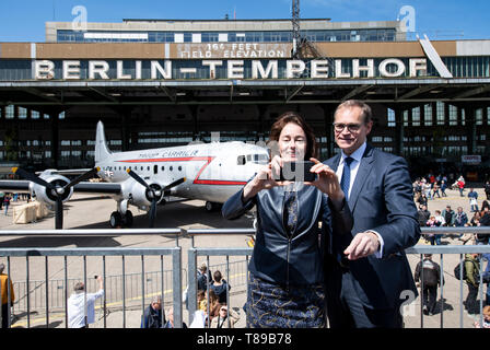 Berlin, Deutschland. 12. Mai 2019. Katarina Gerste (SPD, l), Bundesministerin der Justiz, und Michael Müller (SPD), Regierender Bürgermeister von Berlin, Fotos an der Feier zum Gedenken an das Ende der Berliner Luftbrücke vor 70 Jahren im ehemaligen Flughafen Tempelhof auf einer Aussichtsplattform vor einem historischen Flugzeug nehmen. Während der sowjetischen Blockade, die westlichen Alliierten versorgt der westliche Teil von Berlin vom 24. Juni 1948 bis 12. Mai 1949 aus der Luft. Quelle: Bernd von Jutrczenka/dpa/Alamy leben Nachrichten Stockfoto