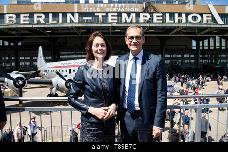 Berlin, Deutschland. 12. Mai 2019. Katarina Gerste (l, SPD), Bundesministerin der Justiz, und Michael Müller (SPD), Regierender Bürgermeister von Berlin, sind zum Gedenken an das Ende der Berliner Luftbrücke vor 70 Jahren auf einer Aussichtsplattform vor einem historischen Flugzeuge im ehemaligen Flughafen Tempelhof. Während der sowjetischen Blockade, die westlichen Alliierten versorgt der westliche Teil von Berlin vom 24. Juni 1948 bis 12. Mai 1949 aus der Luft. Quelle: Bernd von Jutrczenka/dpa/Alamy leben Nachrichten Stockfoto