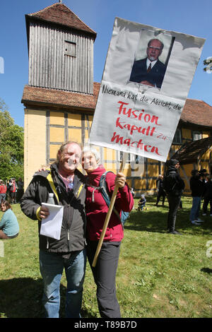 Larz, Deutschland. 12. Mai 2019. Martin Eulenhaupt vom Verein Kulturkosmos und Barbara Lange aus Mirow sind zusammen an einer Kundgebung für den Erhalt der Kultur- und Musikfestival "Fusion". Rund 100 Menschen protestierten am Sonntag in Lärz (Mecklenburger Seenplatte) gegen eine Polizeiwache und Polizeistreifen auf die Alternative "Fusion" Festival. Quelle: dpa Picture alliance/Alamy leben Nachrichten Stockfoto