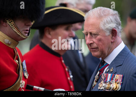 Hyde Park, London, UK. 12. Mai 2019. Seine Königliche Hoheit der Prinz von Wales, Feldmarschall, Oberst im Leiter 1. Der Königin Dragoon Guards, Chats mit Mitgliedern der Dienste und deren Familien nach der Kombinierten Kavallerie Alte Kameraden Association 95th jährliche Parade und Service. Credit: Malcolm Park/Alamy Leben Nachrichten. Stockfoto