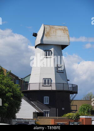 Sheerness, Kent, Großbritannien. 12. Mai 2019. Die nationalen Mühlen Wochenende ist das jährliche Festival fräsen Erbe in Großbritannien. Abgebildet ist Watsons Mühle (früher die Große Mühle) in Sheerness, in direkter Nähe zum Stadtzentrum. Seit 1924 wird die Mühle stand in der Ruine nach abgerissen wurden, bis wieder aufgebaut von Caleb Watson 2006, mit Feuer fast zerstört die im Jahr 2008 neu erstellen, bevor es fertig zu werden. Es ist eine herausragende Wahrzeichen der Gegend, aber nicht für die Öffentlichkeit zugänglich; das Erdgeschoss wurde von einem lokalen Versicherung übernommen. Es ist ein Grad II Kittel Mühle. Credit: James Bell/Alamy leben Nachrichten Stockfoto