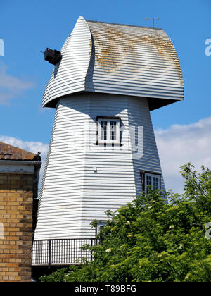 Sheerness, Kent, Großbritannien. 12. Mai 2019. Die nationalen Mühlen Wochenende ist das jährliche Festival fräsen Erbe in Großbritannien. Abgebildet ist Watsons Mühle (früher die Große Mühle) in Sheerness, in direkter Nähe zum Stadtzentrum. Seit 1924 wird die Mühle stand in der Ruine nach abgerissen wurden, bis wieder aufgebaut von Caleb Watson 2006, mit Feuer fast zerstört die im Jahr 2008 neu erstellen, bevor es fertig zu werden. Es ist eine herausragende Wahrzeichen der Gegend, aber nicht für die Öffentlichkeit zugänglich; das Erdgeschoss wurde von einem lokalen Versicherung übernommen. Es ist ein Grad II Kittel Mühle. Credit: James Bell/Alamy leben Nachrichten Stockfoto