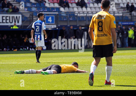 HEERENVEEN, 12-05-2019, Abe Lenstra Stadion, Saison 2018 - 2019, niederländische Eredivisie, NAC Spediteur Giovanni Korte niedergeschlagen während des Spiels Heerenveen - NAC.. Stockfoto