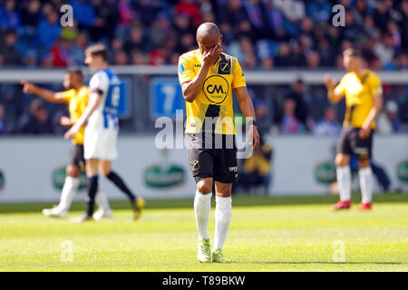 HEERENVEEN, 12-05-2019, Abe Lenstra Stadion, Saison 2018 - 2019, niederländische Eredivisie, NAC Spediteur Michail Rosheuvel niedergeschlagen während des Spiels Heerenveen - NAC. Stockfoto